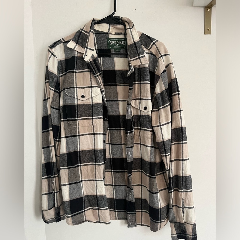 American Eagle Men’s Woven Flannel size large. Plaid pattern.